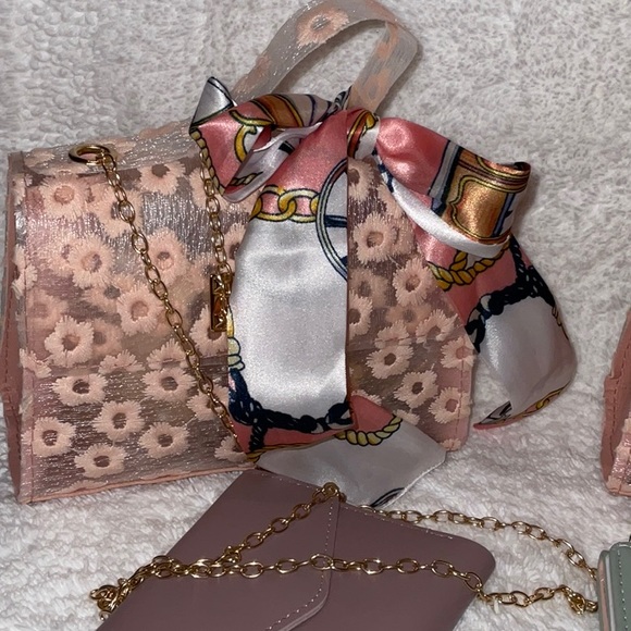 Waterproof small shoulder/arm bag with accessories - Picture 4 of 16